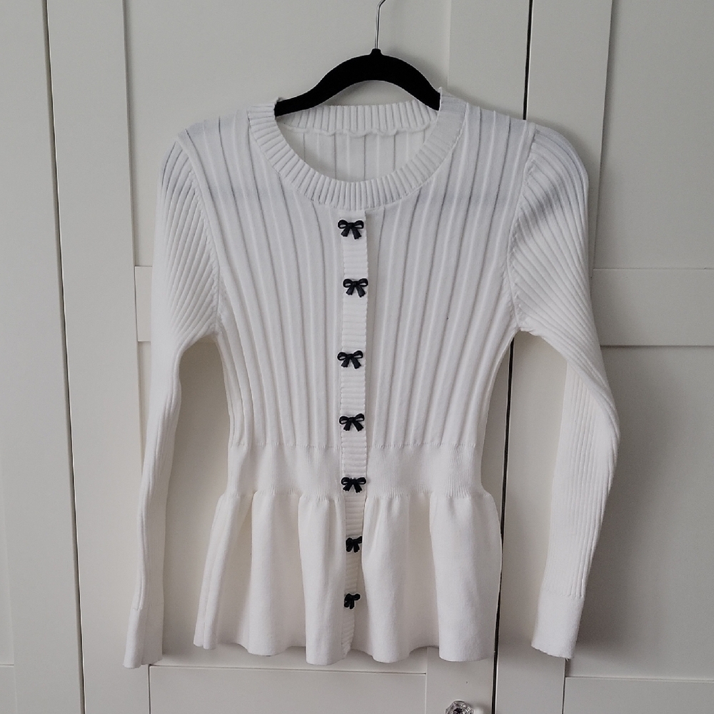❄️🆕️3/$30 White Ribbed Cardigan with Black Bow Accents